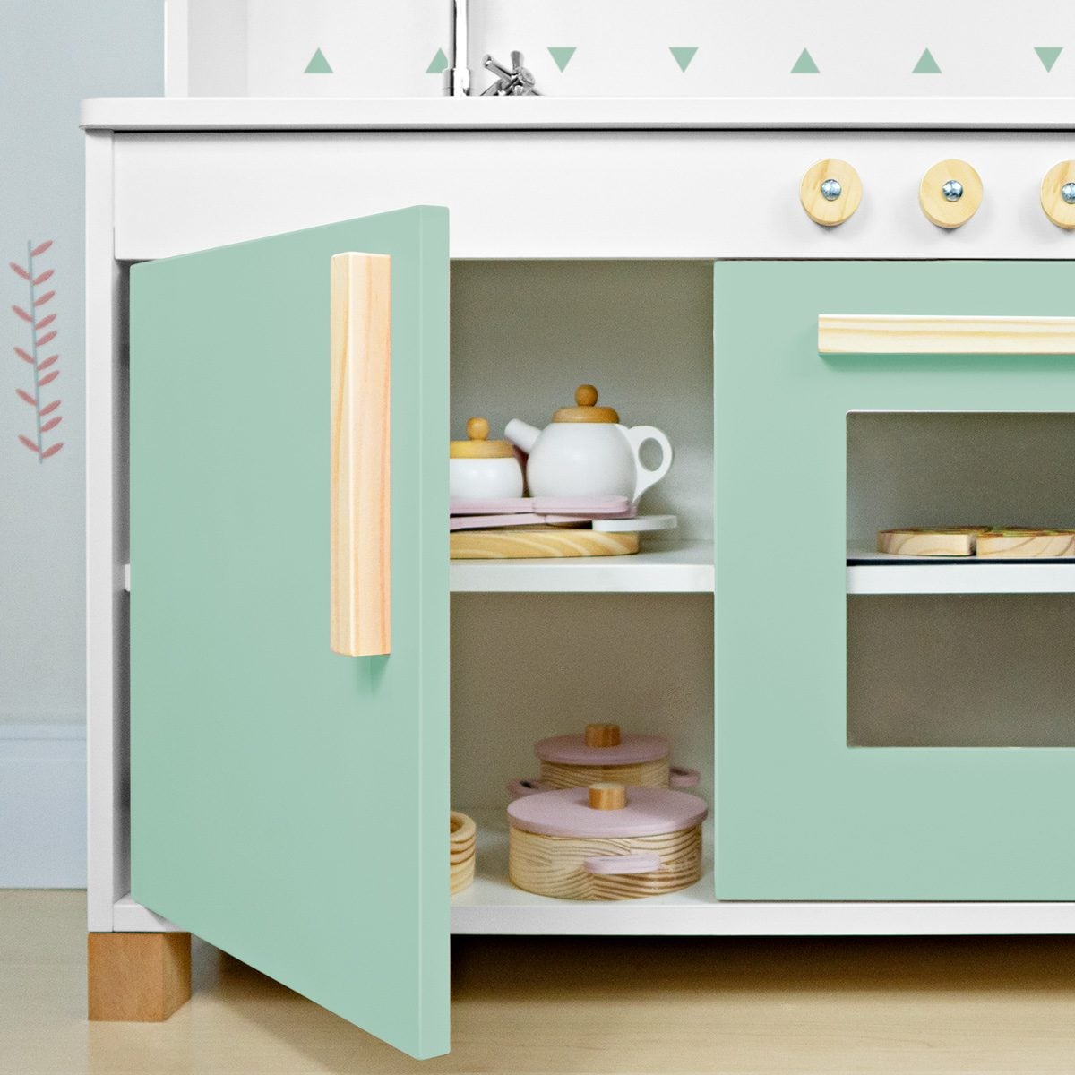 Detalhe da Cozinha Perfeita montada — portas e utensílios